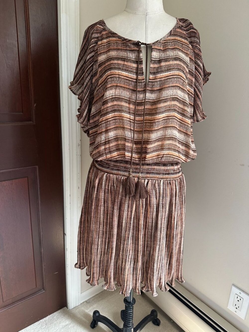 NWT Shyanne smocked waist printed dress keyhole neckline Large